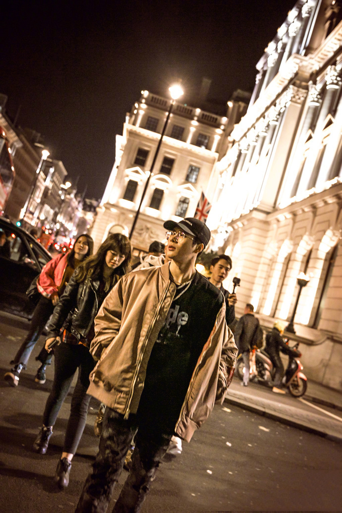 王嘉尔伦敦个性街拍写真帅气图片58