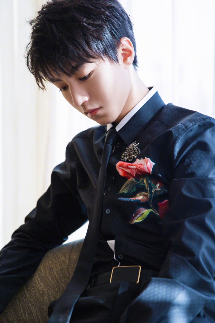 tfboys王俊凯黑色系精致优雅写真图片14