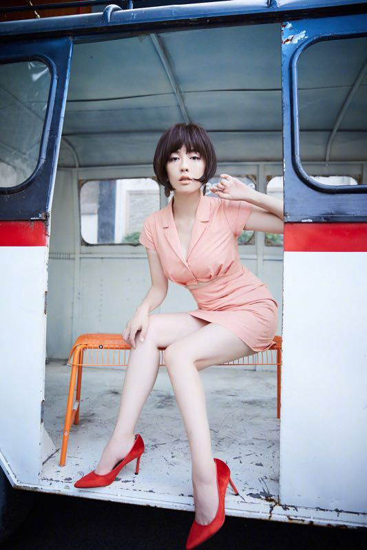 简介:吕佳容短裙美腿性感写真图片,分享一组吕佳容图片给大家,图中的