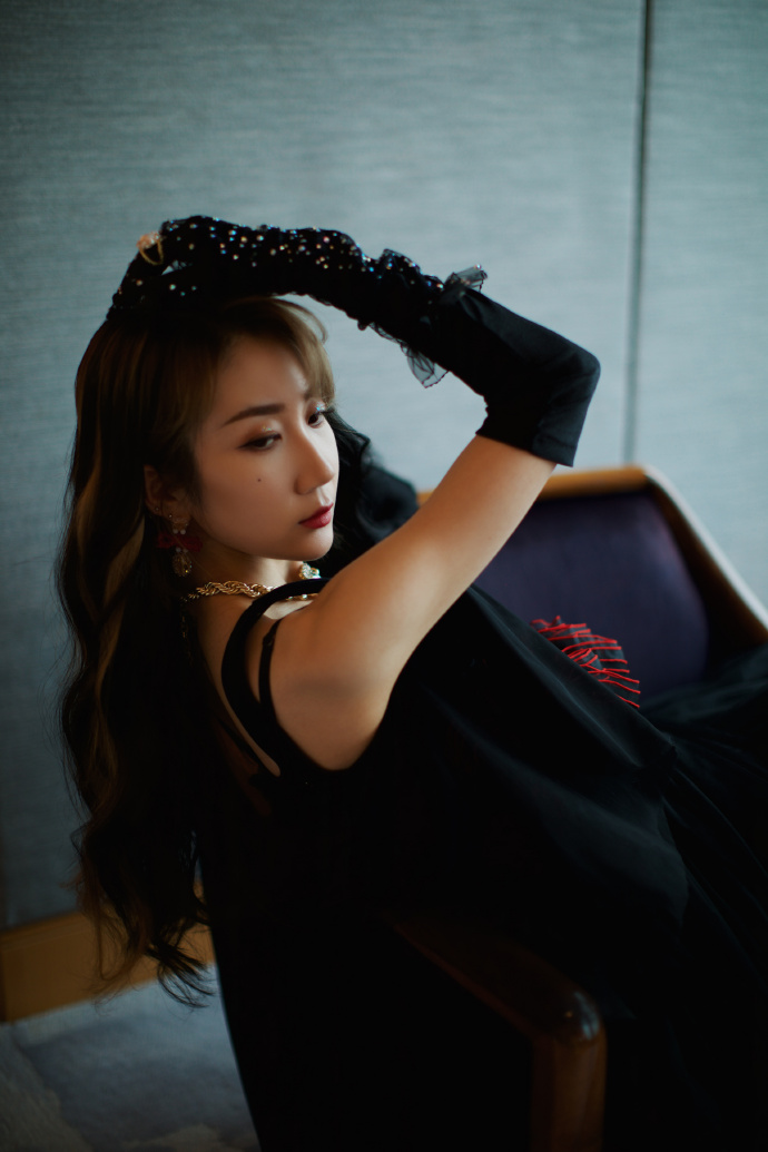 卷发美女乃万性感黑色长裙写真113
