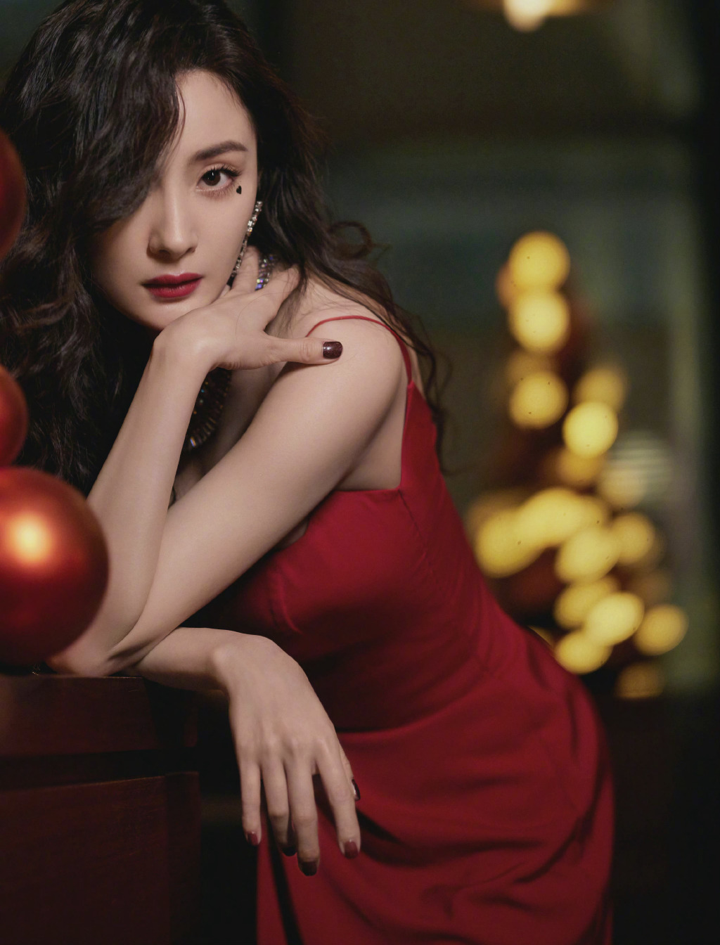 杨幂港风红裙妩媚性感写真图片19