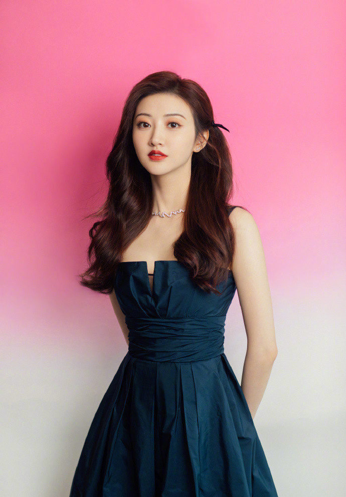 美女景甜性感吊带裙优雅个性写真13