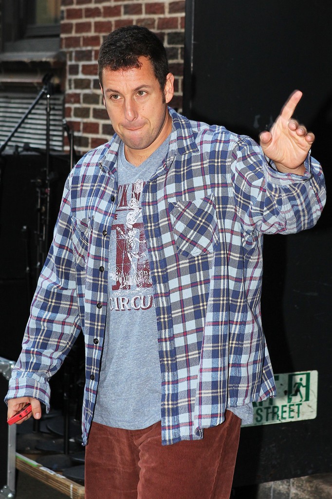 亚当桑德勒格子衬衫休闲装生活照29