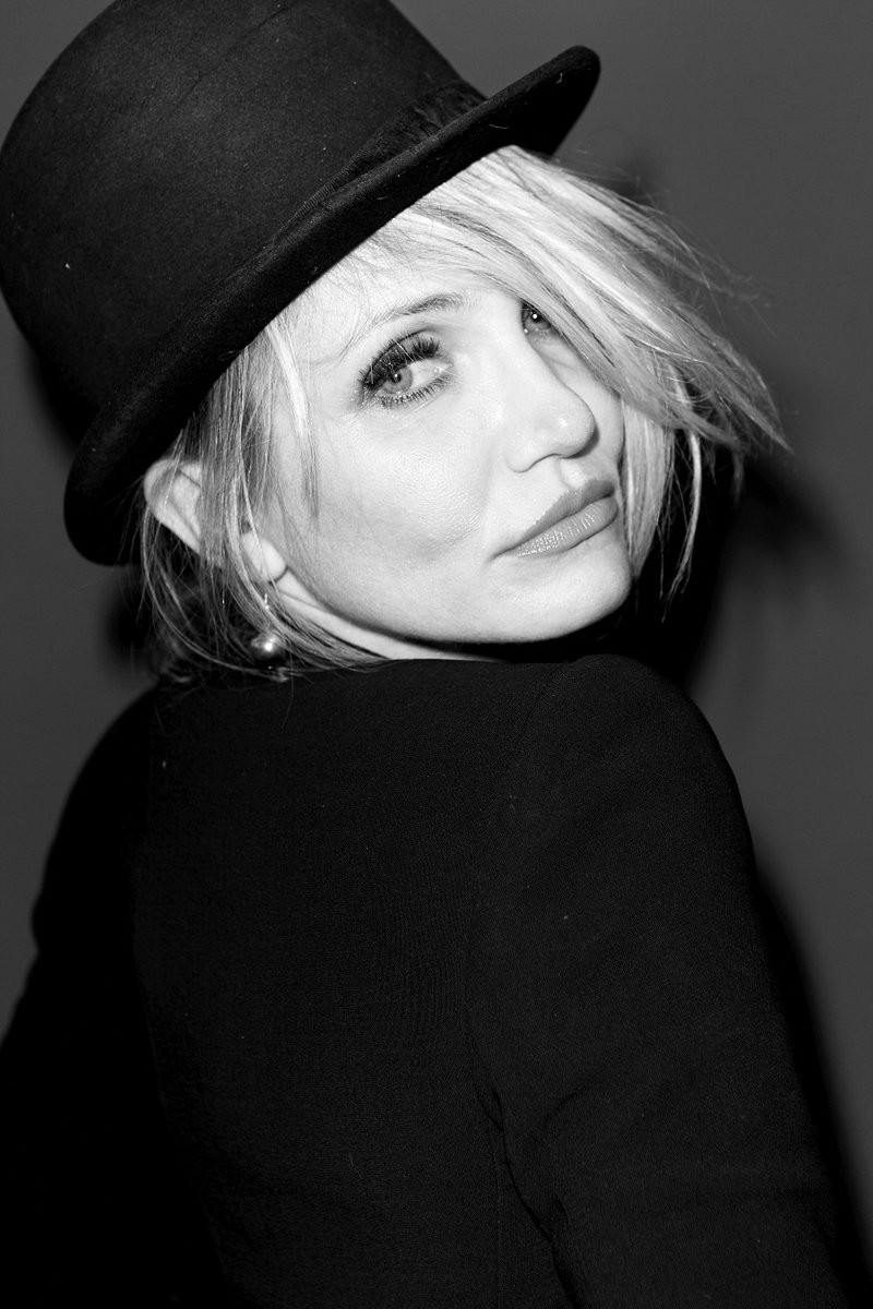 卡梅隆迪亚茨西装网袜大胆造型写真56