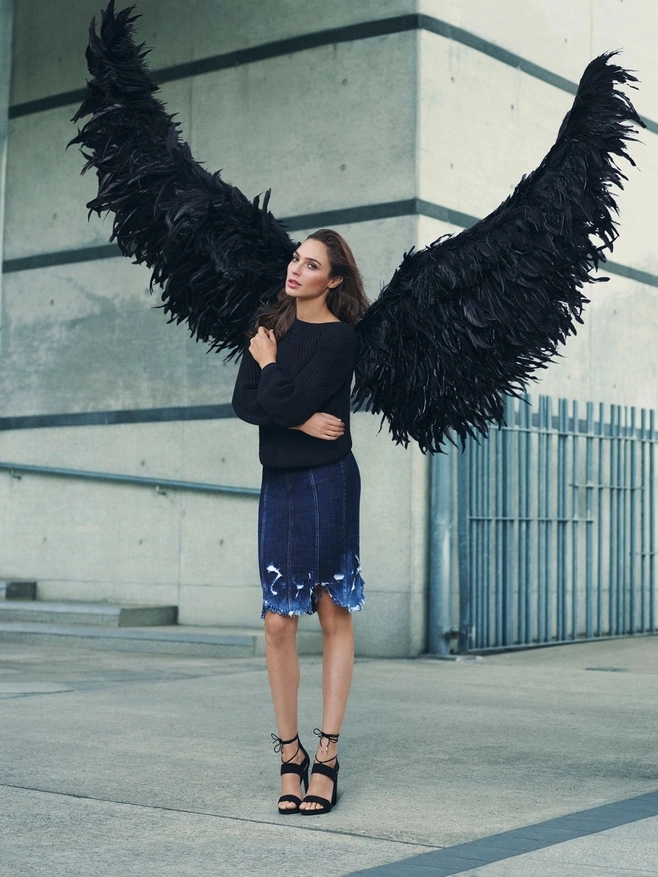 以色列美女盖尔·加朵图片,分享一组盖尔·加朵图片给大家,图中的明星