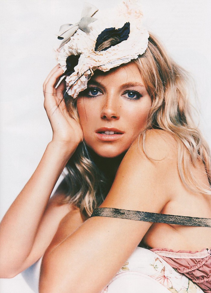 简介:欧美女星西耶娜·米勒高清美图,分享一组西耶娜·米勒图片给大家