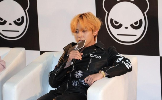 简介:权志龙橘发皮衣亮相 称要娶会做饭的女生,分享一组权志龙图片给