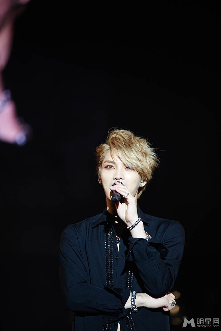 金在中日本演唱会卖力演唱狂野奔放金在中图片27