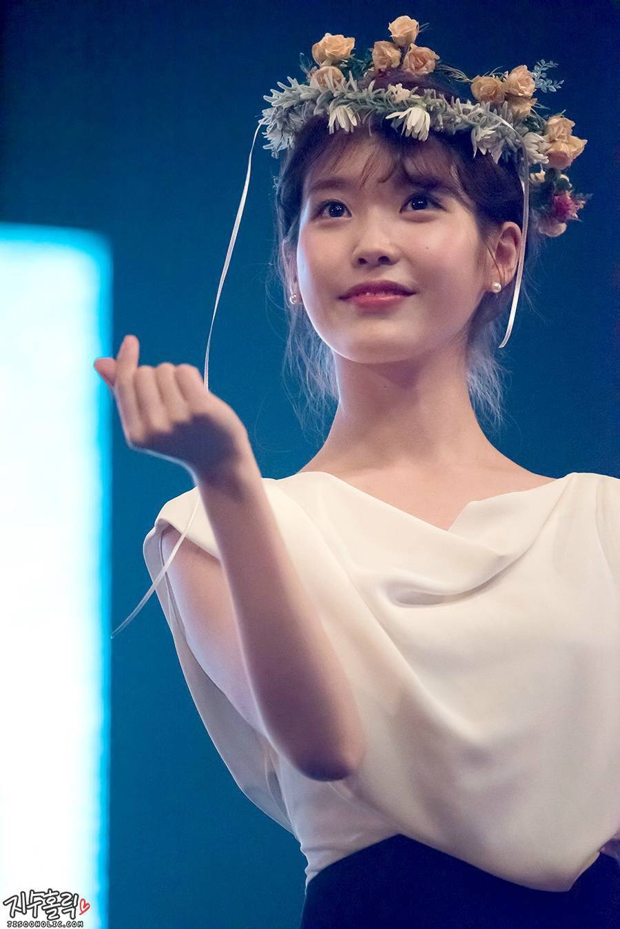 简介:iu李智恩高清活动现场图片:花环清新韩国美女歌手,分享一组李知