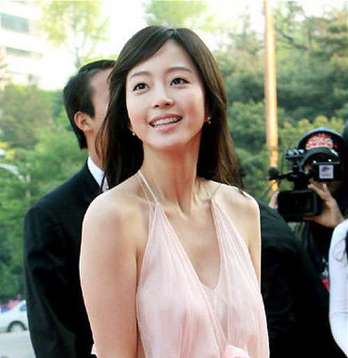 简介:韩艺瑟 出席慈善活动,分享一组韩艺瑟图片给大家,图中的明星图片