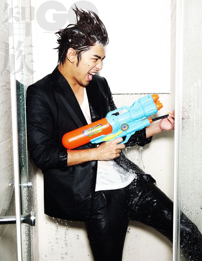 陈柏霖gq杂志大片湿身玩喷水枪展童真图片17