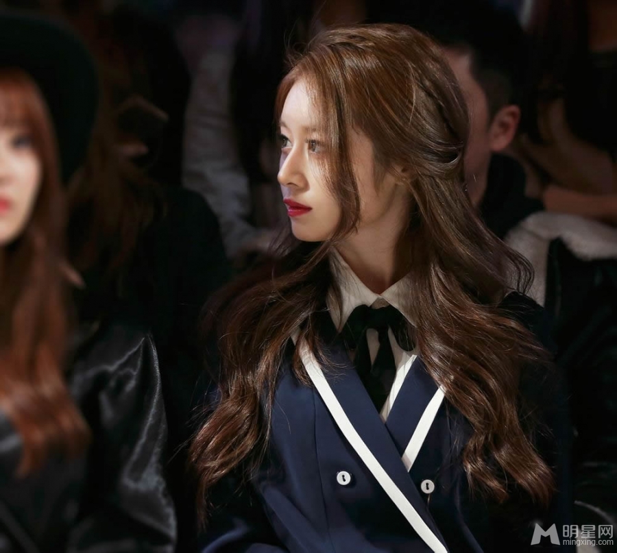 简介:tara成员朴智妍出席首尔时装周 大眼放电惊艳亮相