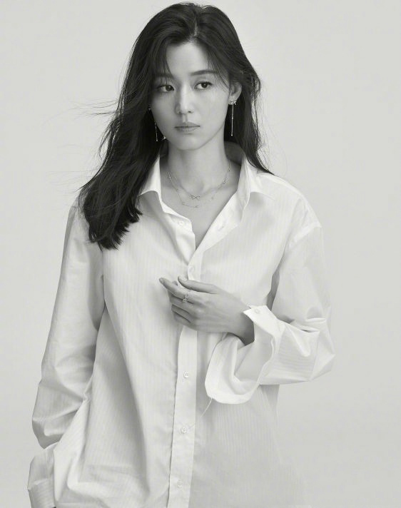 简介:全智贤气质优雅时尚写真图片,分享一组全智贤图片给大家,图中的