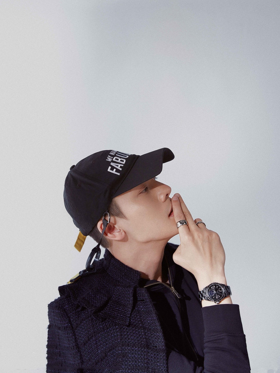 明星图片 香港 男 陈伟霆 > 陈伟霆时尚杂志封面图片:简约的时尚帅气