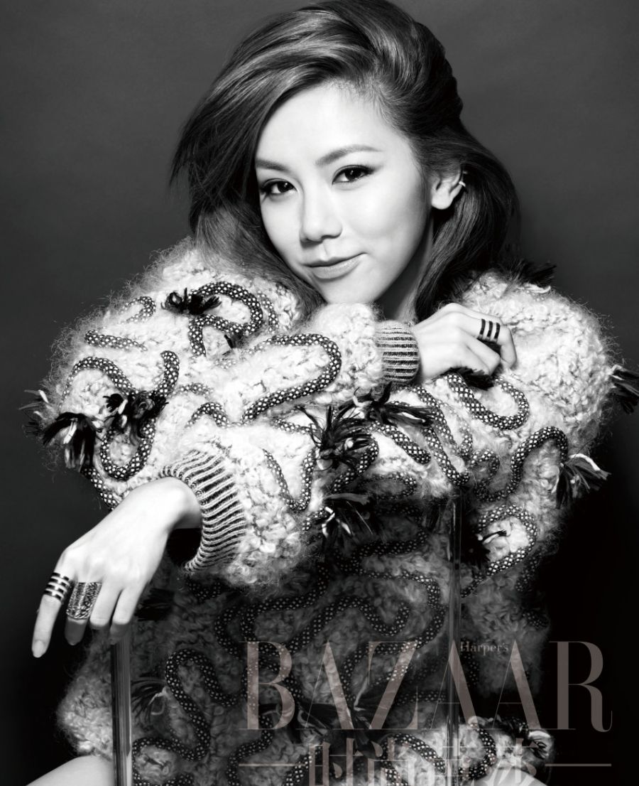 邓紫棋时尚登芭莎华丽美装衬甜美笑靥35