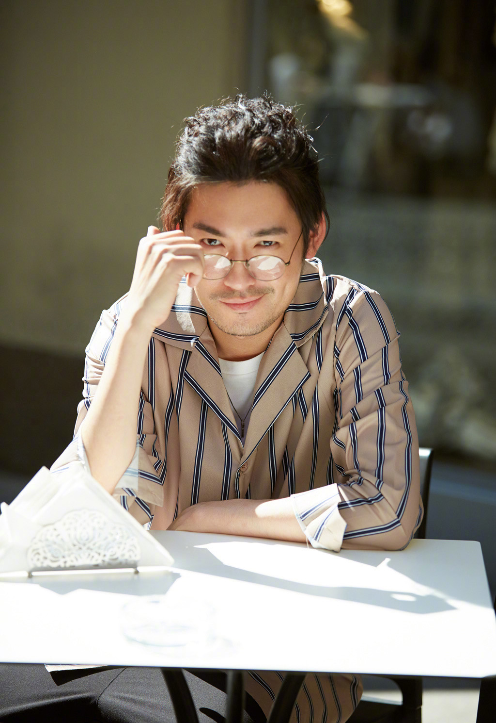 张博米兰街头悠闲迷人街拍图片17