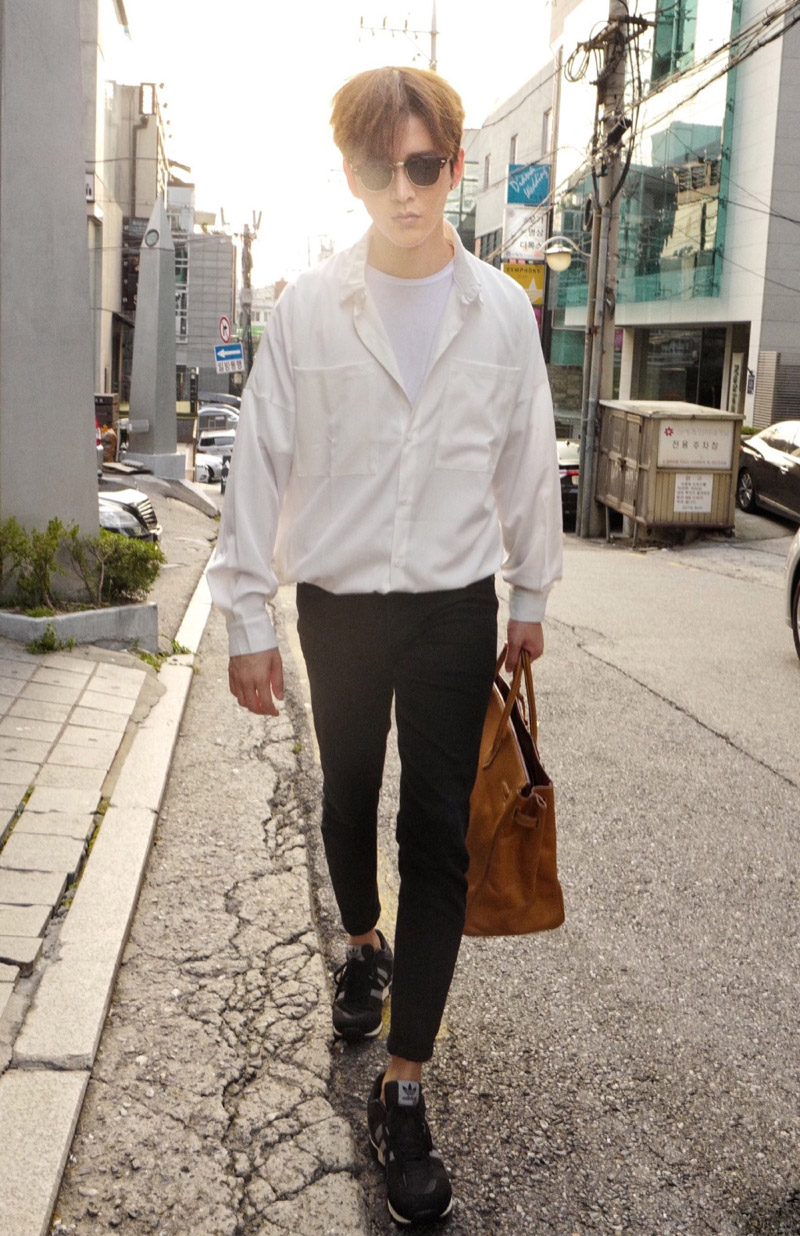 黄宥明清爽帅气白衬衫时尚街拍图片88