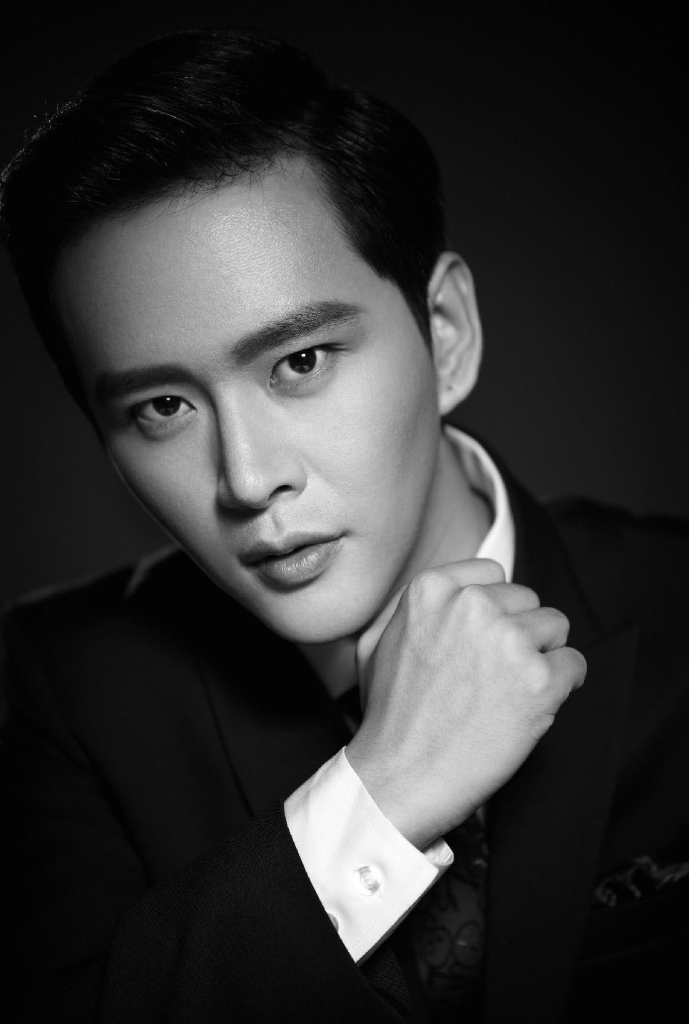 黄宥明黑色西装硬朗帅气写真图片35