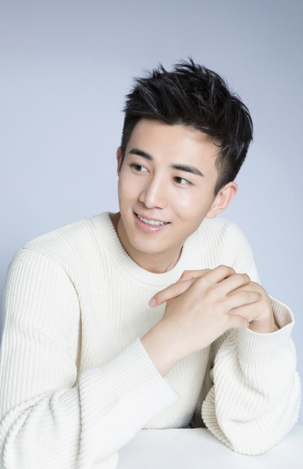 简介:李川清爽帅气时尚写真高清图片,分享一组李川图片给大家,图中的