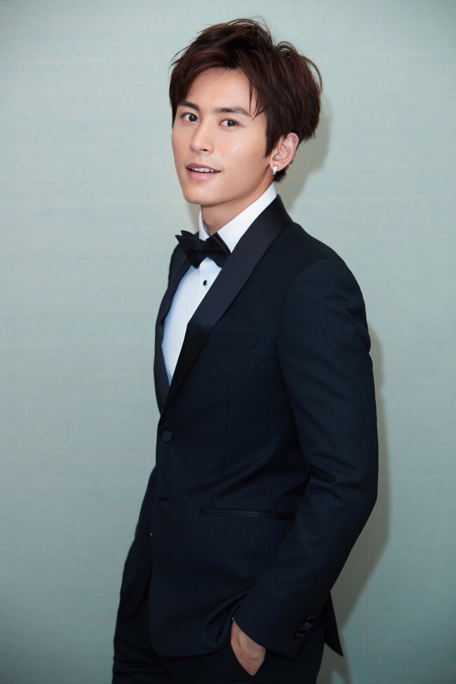 张哲瀚西装耳环帅气写真图片15