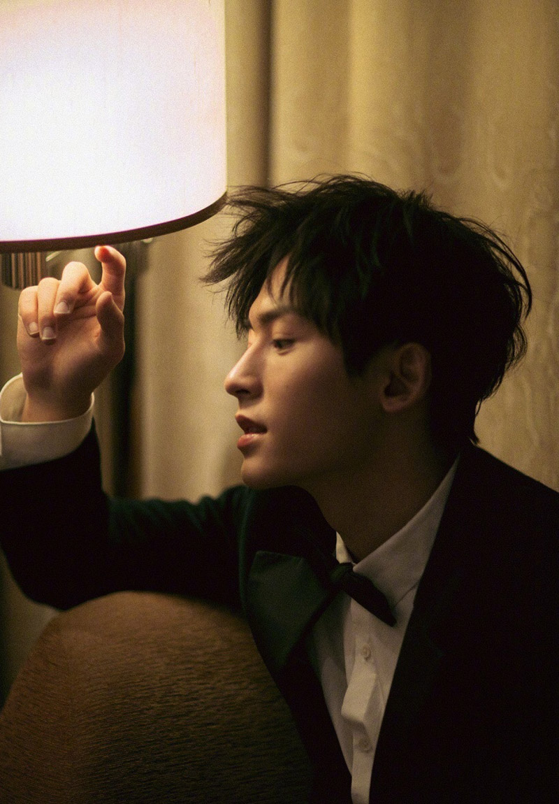 张哲瀚复古风丝绒西装活动照图片79