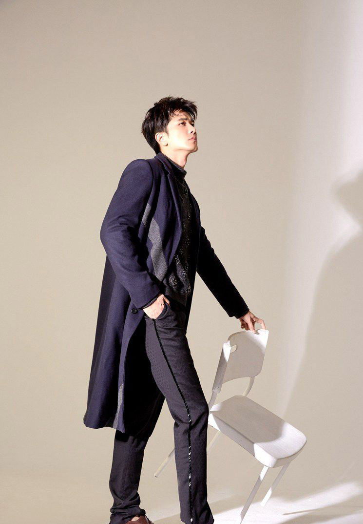 彭冠英帅气英伦风冬日时尚写真图片14