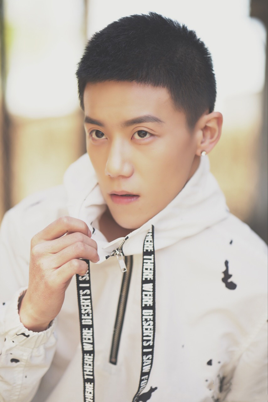 周澄奥冷峻帅气街拍图片19