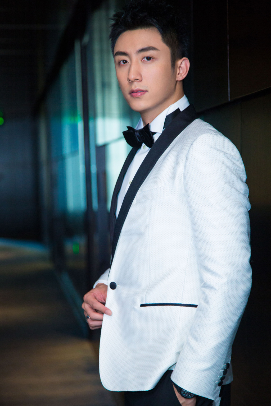 黄景瑜白色西装写真图片910