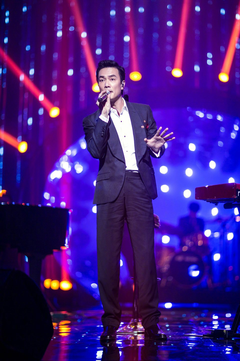 简介:李泉《歌手2》西装帅气图片,分享一组李泉图片给大家,图中的明星