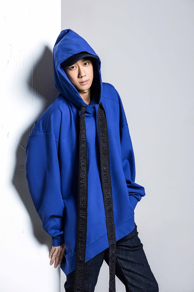 高至霆嘻哈风蓝色卫衣帅气写真图片36