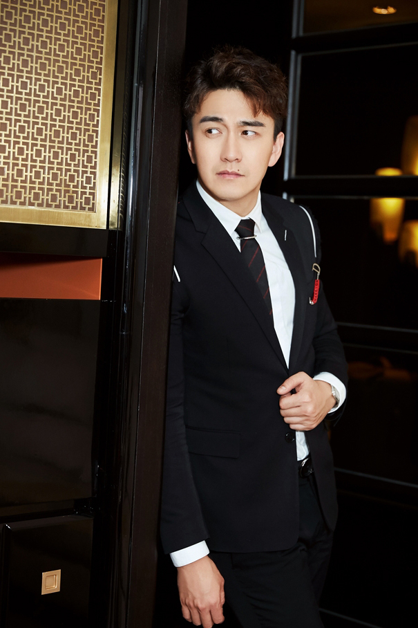 翟天临西装优雅出席活动写真图片77