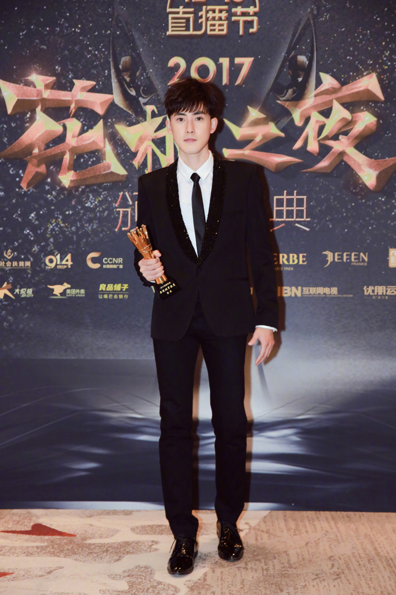 张睿黑色西装活动照图片36