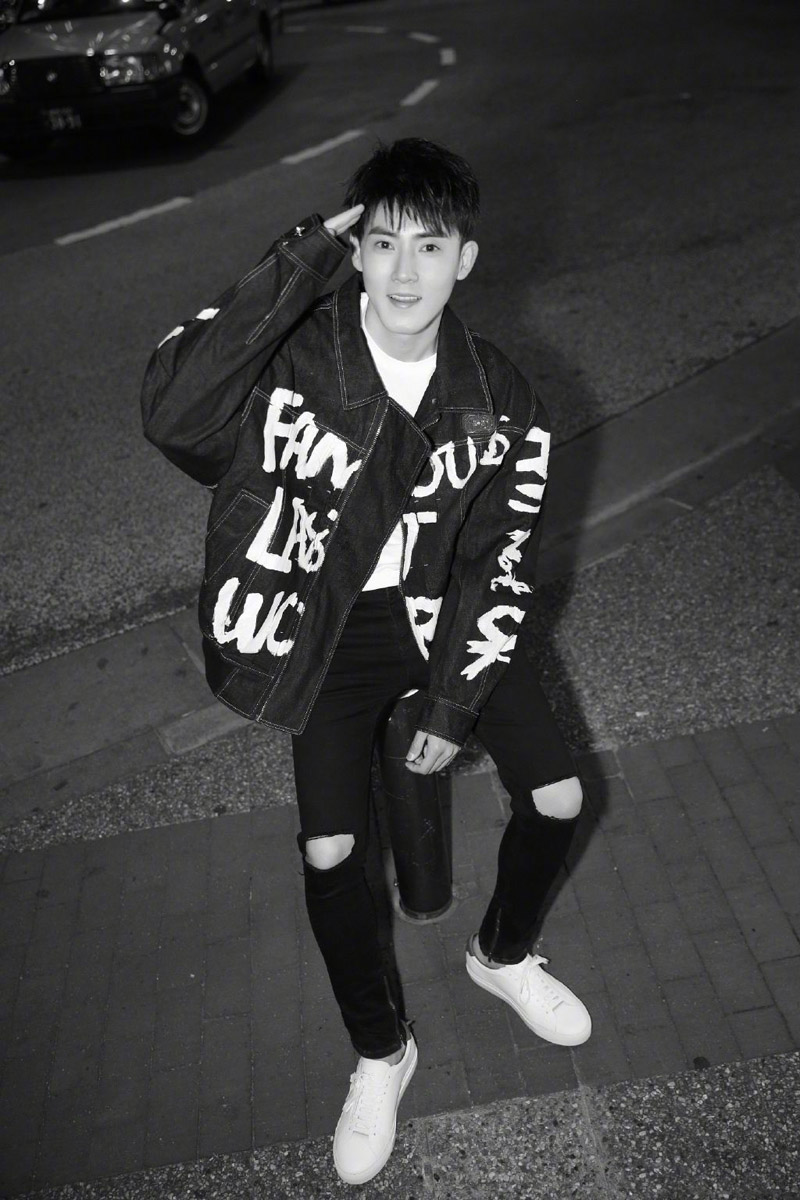 简介:张睿酷帅休闲风夜色街拍图片,分享一组张睿图片