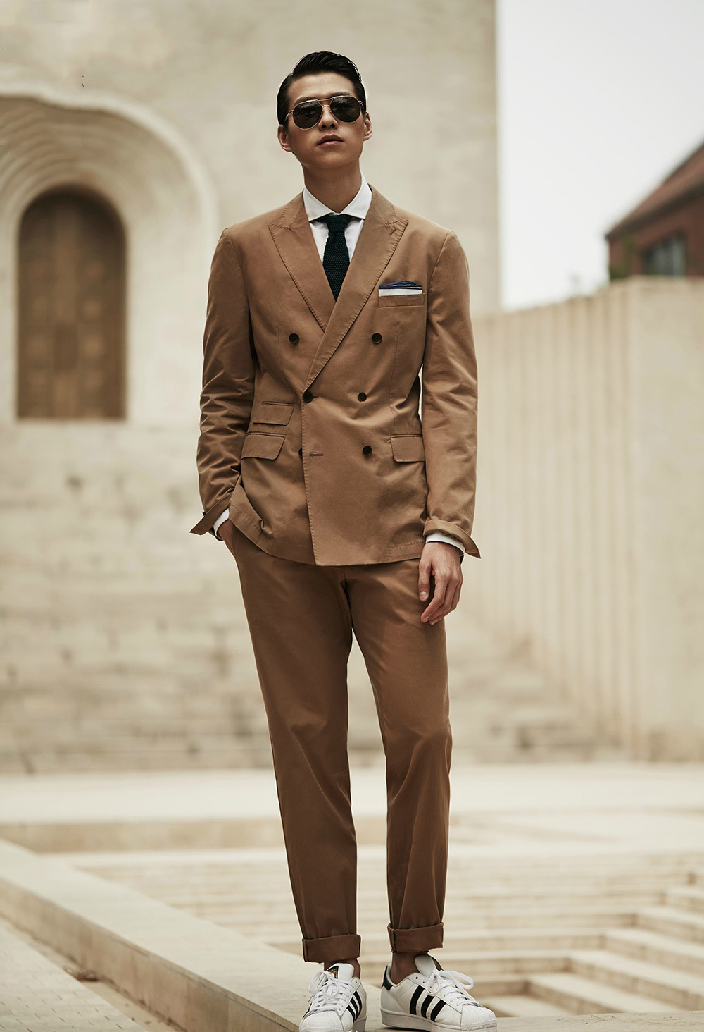 > 魏大勋西装英伦范帅气街拍图片(1/6)