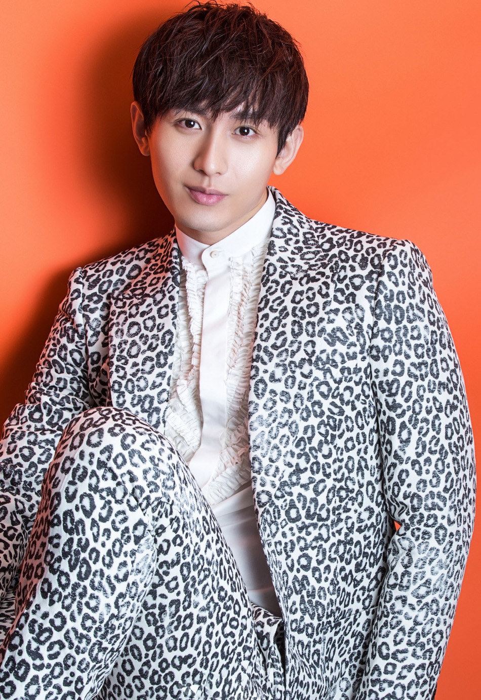 成毅黑白豹纹西装帅气写真高清图片48
