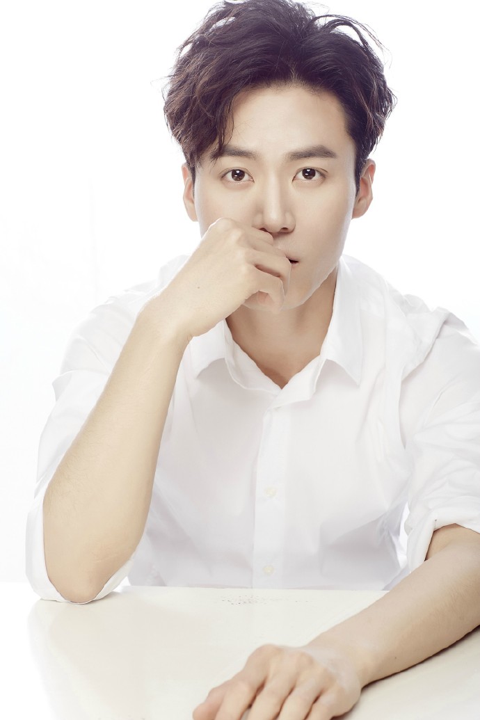 人气小生茅子俊清爽帅气白衬衫写真图片26