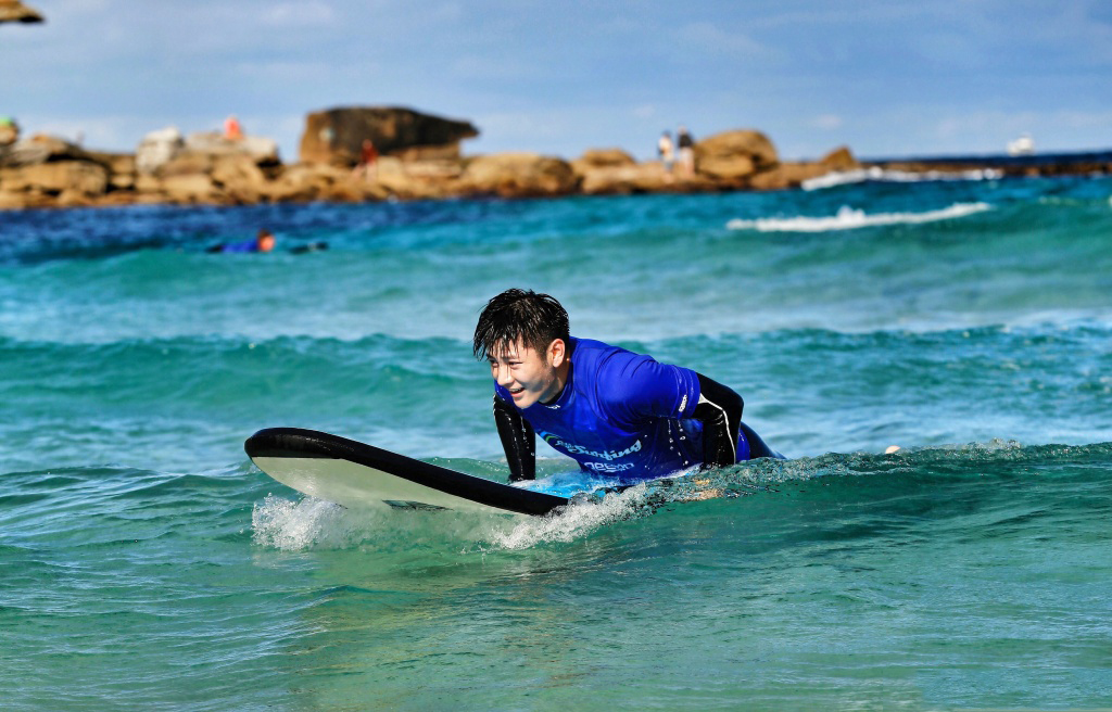 王嘉冲浪高清帅气图片16