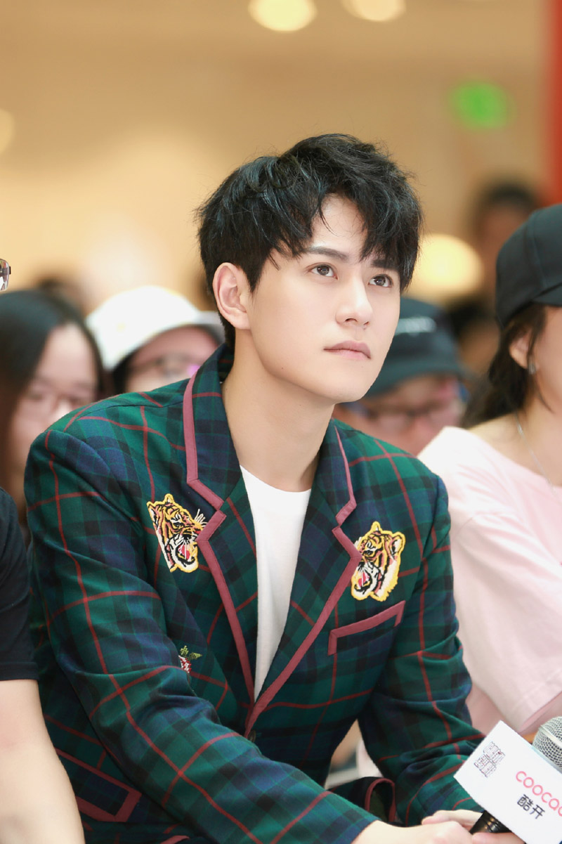 秦俊杰冷峻帅气活动照图片66