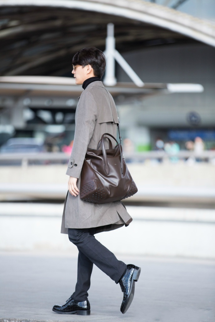 简介:靳东时尚街拍图片:走路带风的老干部,分享一组靳东图片给大家,图