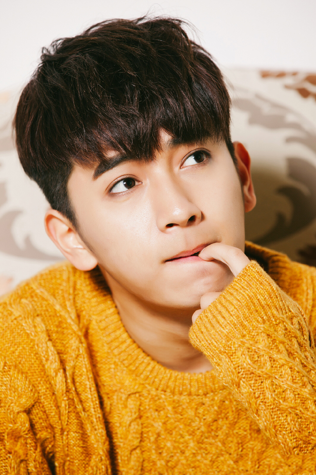 陈若轩黄色毛衣温暖时尚写真图片56