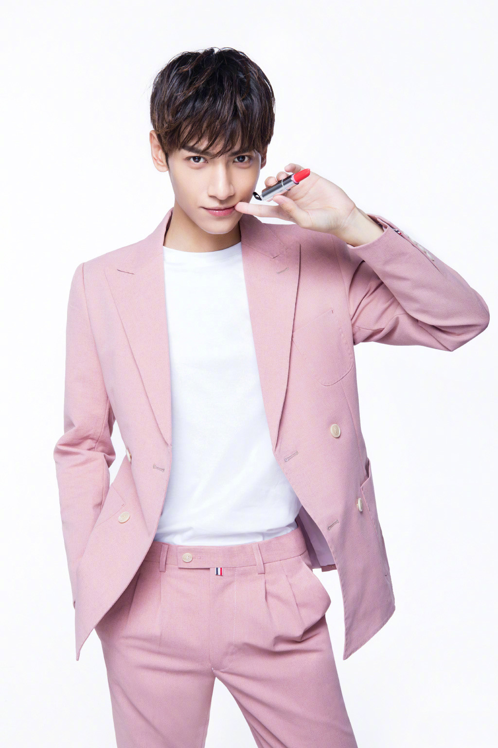 简介:罗云熙粉嫩西装出席活动图片,分享一组罗云熙图