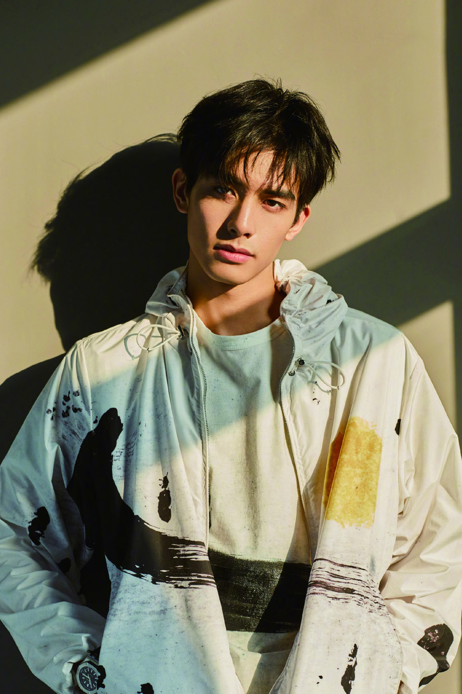 简介:宋威龙青春潮流帅气养眼时尚大片,分享一组宋威龙图片给大家,图