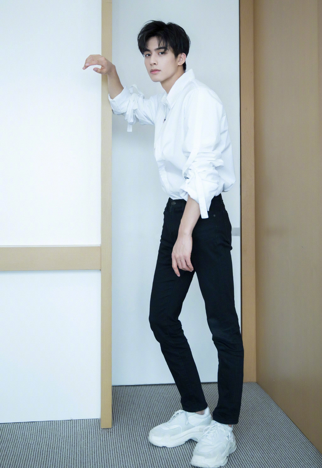 宋威龙白衬衣帅气活动照图片16