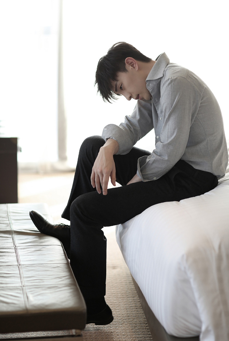 简介:邓伦慵懒帅气居家写真图片,分享一组邓伦图片给大家,图中的明星