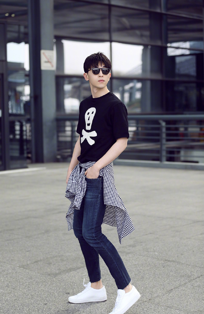 邓伦清爽帅气时尚街拍图片66