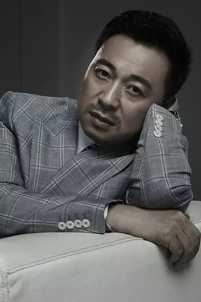 简介:张晞临优雅绅士写真图片,分享一组张晞临图片给大家,图中的明星