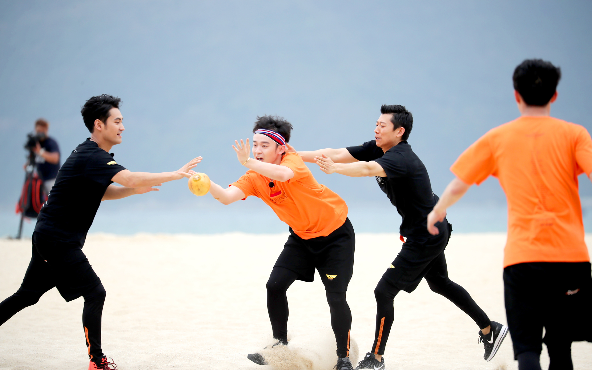 高能少年团张一山沙滩运动图片19