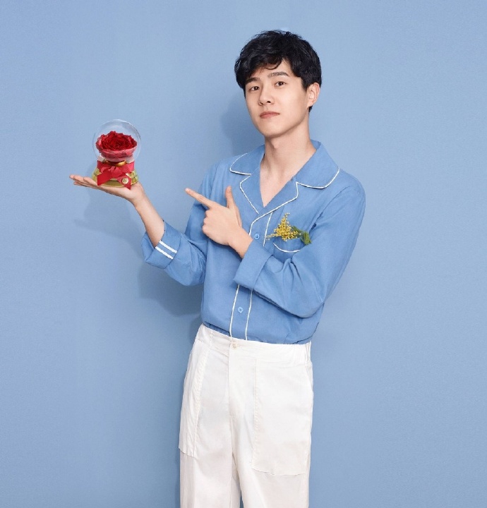 刘昊然简约小清新蓝色衬衫养眼写真图片27