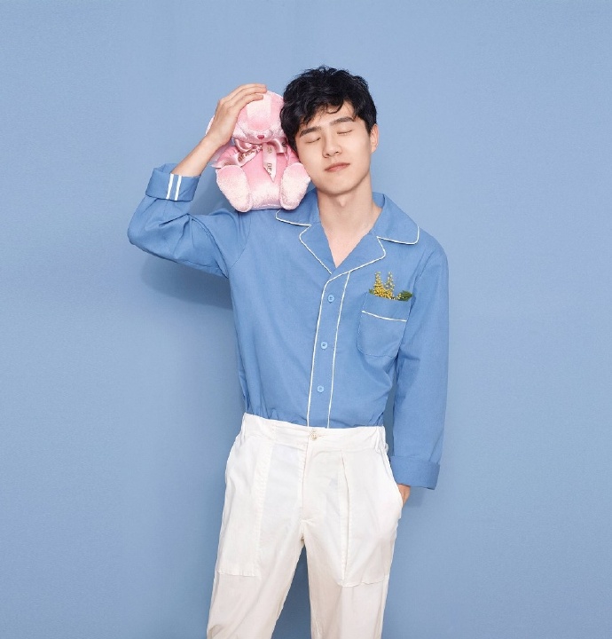 刘昊然简约小清新蓝色衬衫养眼写真图片77