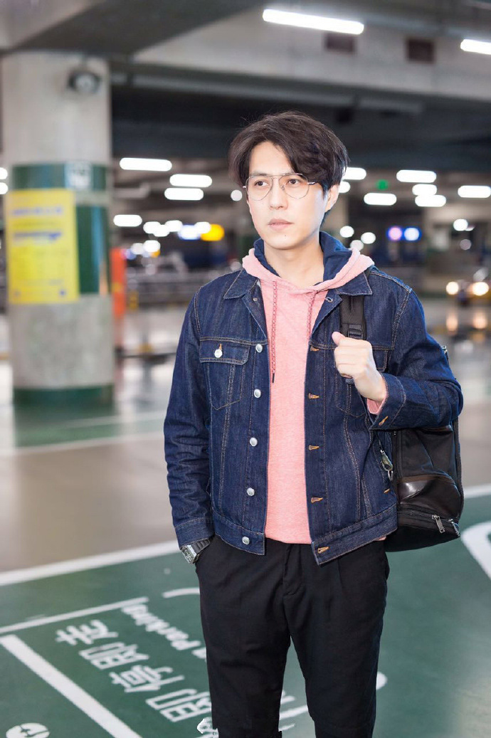 >  >  >  >  > 靳东时尚机场街拍图片(4/9)